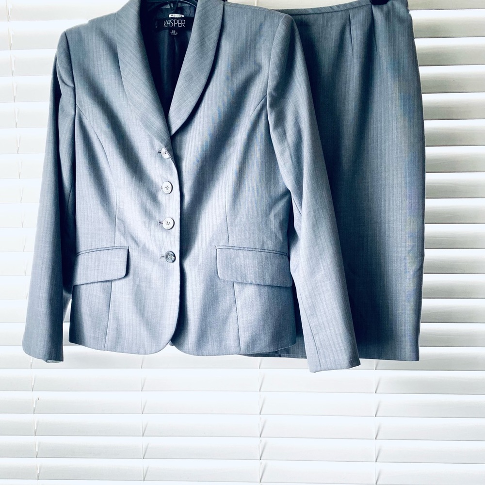 Kasper Heather Gray 2 Piece Skirt Suit Size 6P